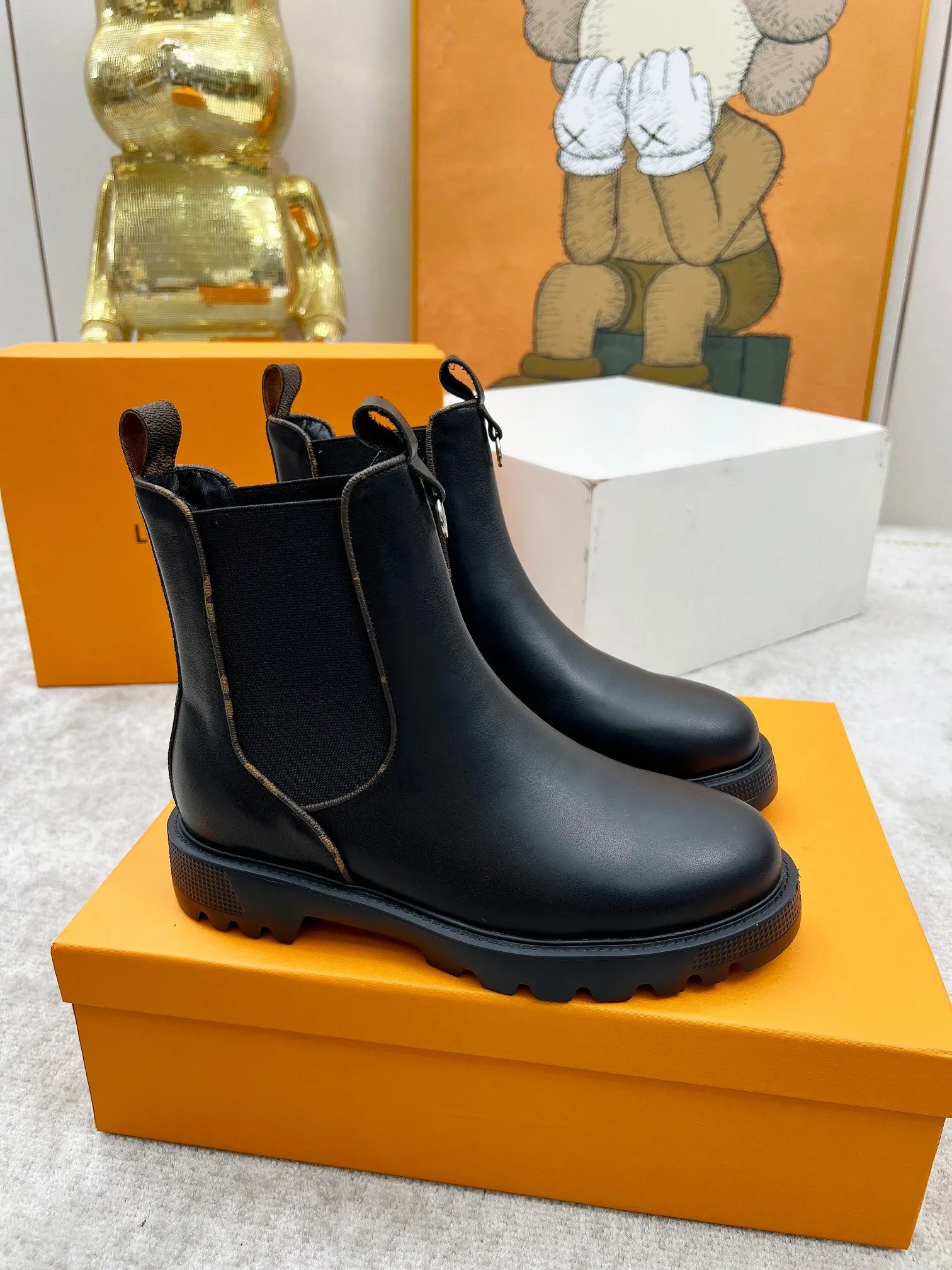 👟👟Ex-factory price 540👟👟 LOUS VUITON 🔥🔥🔥️ The latest short boots model from Louis Vuit 2025 official website, official website 💯 original version 1:1. LV Beaubourg uses calfskin to present a Chelsea-style upper, with a lightweight thick sole. Monogram canvas trim and contrast stitching outline the elastic side panels and seams respectively, cleverly interpreting the balance of strength and softness. It is a fashionable short boot that is comfortable and generous, versatile and very good-looking. Upper: Full-grain calfskin. Lining feet: sheepskin. Color: black/coffee, 35 to 40 yards, (414243 yards can be customized without return or exchange) Bosses are welcome to place orders
